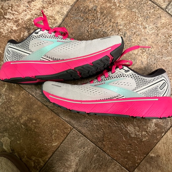 Woman’s Brooks - Picture 2 of 5